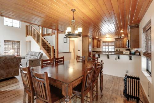 Hike and Fish Parks Cabin with Balcony and Forest Views in Parks