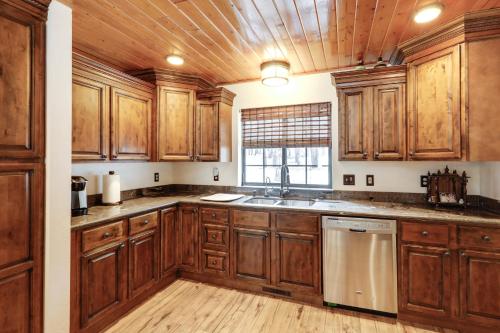 Hike and Fish Parks Cabin with Balcony and Forest Views in Parks