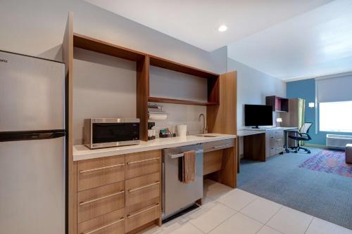 Kitchen, Home2 Suites by Hilton Las Vegas Northwest in North Las Vegas
