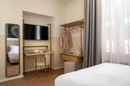 Cosmopolita Rome Colosseum, Tapestry Collection by Hilton Room Type - Cozy Queen Room