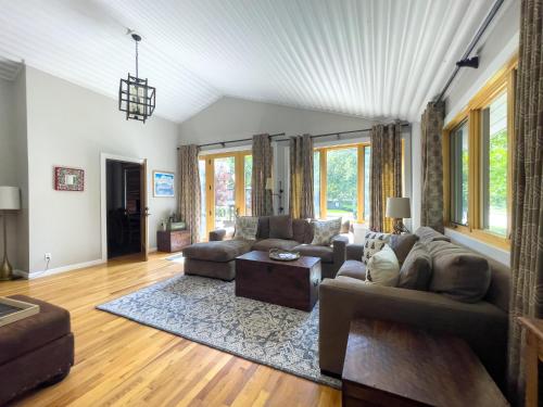 2428 Queen Esther Drive image