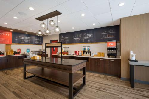 Hampton Inn by Hilton Detroit Southfield - 식음료(F&B)