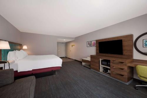 1 king bed, 1 sofa bed