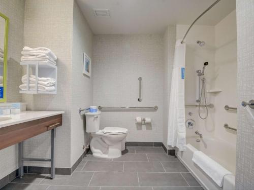 King Room with Tub - Mobility Access