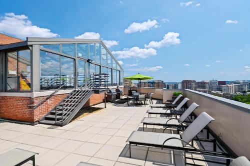 Gorgeous Apt with Rooftop City View @Pentagon City in Arlington, USA