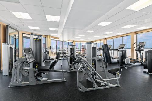 Gorgeous Apt with Rooftop City View @Pentagon City in Arlington, USA