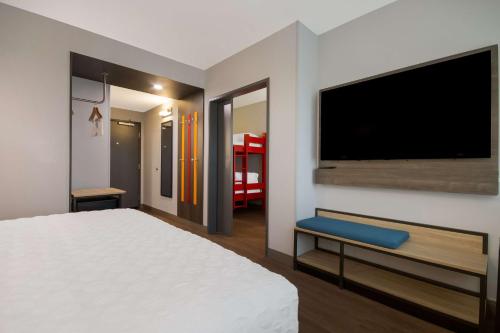 1 king bed, 2 bunk beds