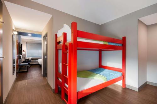 1 king bed, 2 bunk beds