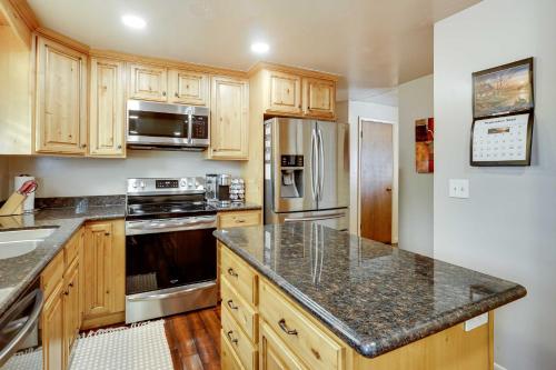 Updated Ranch Apartment with Deck - 9 Mi to Downtown in 泰勒斯維爾區