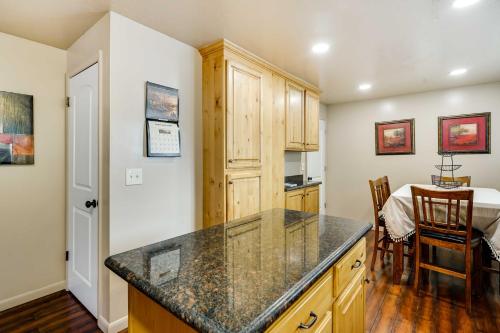 Updated Ranch Apartment with Deck - 9 Mi to Downtown in 泰勒斯維爾區