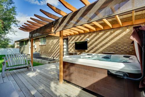 Updated Ranch Apartment with Deck - 9 Mi to Downtown in 泰勒斯維爾區