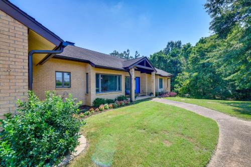 Peaceful Millington Home about 13 Mi to Memphis!