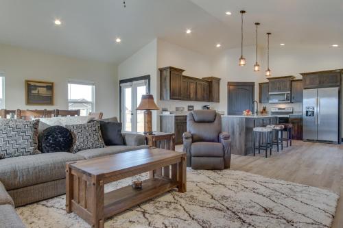 . 1 Mi to Beaverhead River: Mtn-View Dillon Retreat