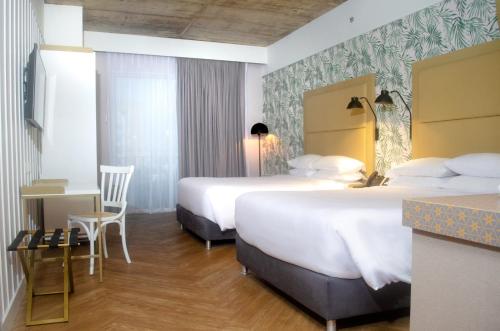 2 Double Beds, Premium room image 3