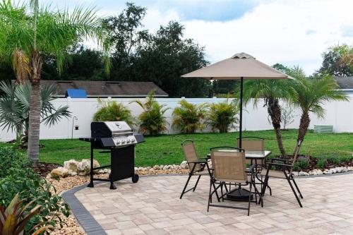 Tropical Backyard Paradise, Hot Tub, Fenced yard