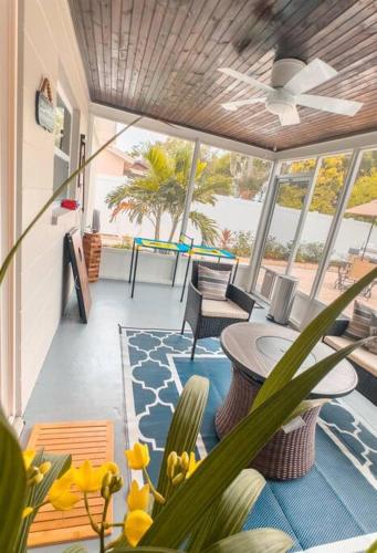 Tropical Backyard Paradise, Hot Tub, Fenced yard in Stadscentrum