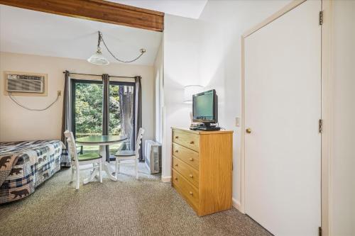 Cedarbrook Standard Hotel Room 105 in Killington, USA