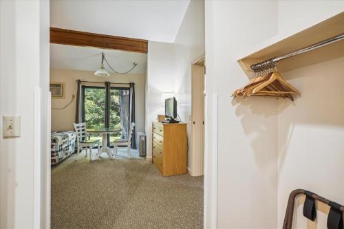 Cedarbrook Standard Hotel Room 105 in Killington, USA