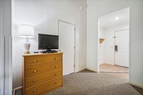 Cedarbrook Standard Hotel Room 105 in Killington, USA