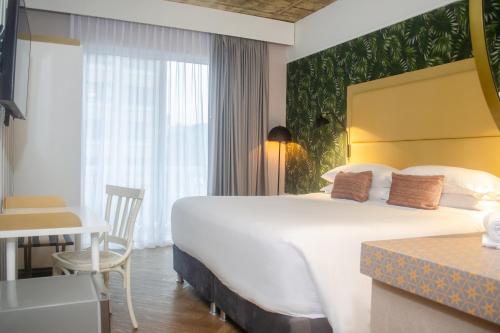 1 King Bed - Premium Room with Balcony image 2
