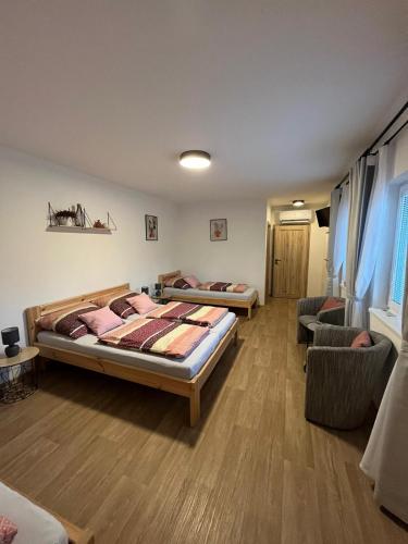 1 queen bed, 2 twin beds
