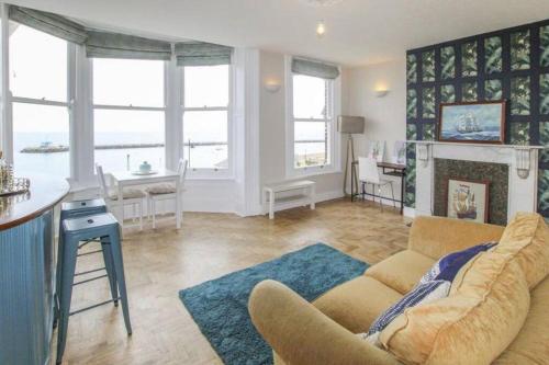 Stunning Flat by Seaside