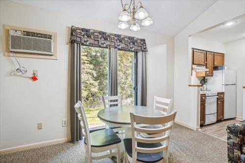 Cedarbrook Queen Suite 106 in Killington, USA