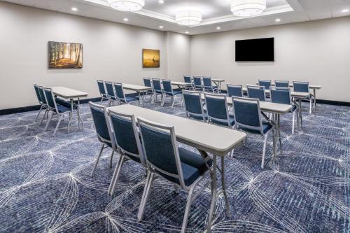 La Quinta Inn & Suites by Wyndham Valdosta - image 13