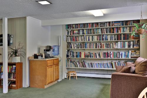 Cedarbrook Deluxe Two Bedroom Suite with outdoor heated pool 21202 in Killington, USA