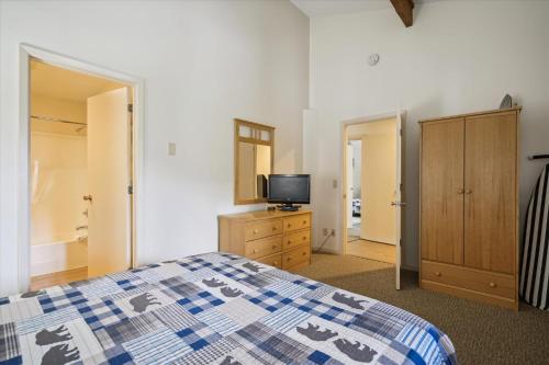 Cedarbrook Deluxe Two Bedroom Suite with outdoor heated pool 21202 Cedarbrook Deluxe Two Bedroom Suite with outdoor heated pool 21202