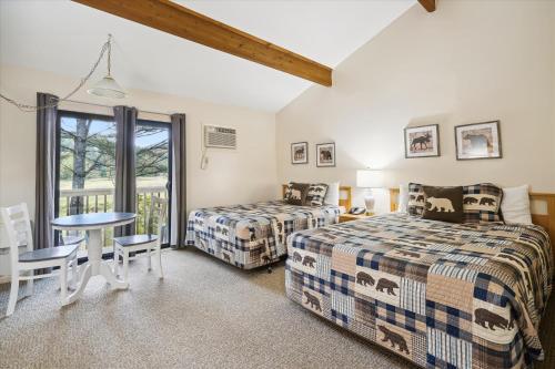 Cedarbrook Deluxe Two Bedroom Suite with outdoor heated pool 21202 in Killington, USA