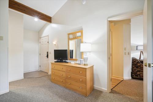 Cedarbrook Deluxe Two Bedroom Suite with outdoor heated pool 21202 Cedarbrook Deluxe Two Bedroom Suite with outdoor heated pool 21202