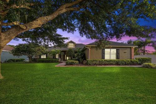 Elegant Home with Pool, Office, Theater, and Fence in Lakeland, USA
