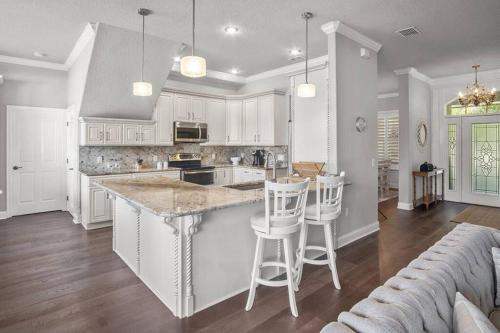Elegant Home with Pool, Office, Theater, and Fence in Lakeland, USA