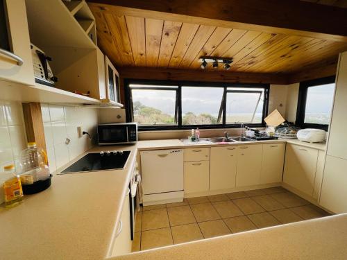 مطبخ, Auckland Sea&SkyTower view HOMESTAY with free Netflix, Parking in West Harbour