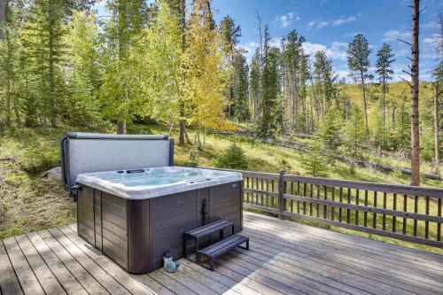 Cozy Cabin in Lead with Hot Tub Near Hiking and Skiing - main image