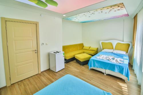 2 double beds, 2 twin beds, 2 sofa beds