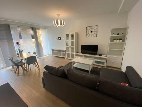 Modern 2 bedrooms Flat in center with Parking-3a