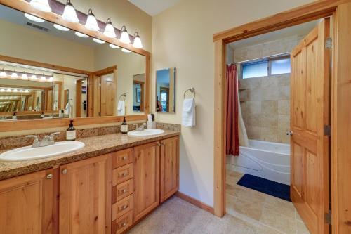 Boulders Truckee Condo Near Donner Lake and Skiing!