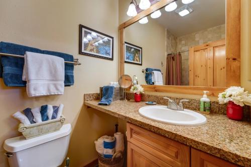 Boulders Truckee Condo Near Donner Lake and Skiing!