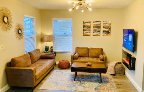 Pensa-Cozy Downtown bungalow, w/ backyard oasis! detail