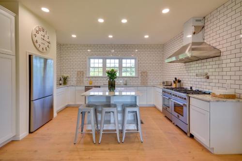 Timeless Hillsville Farmhouse: Blue Ridge Parkway! in Ararata (VA)
