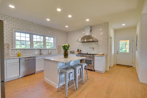Timeless Hillsville Farmhouse: Blue Ridge Parkway! in Ararata (VA)