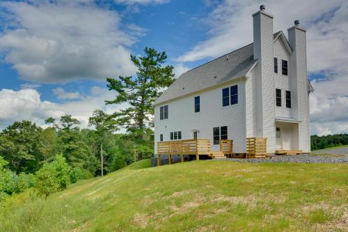 Timeless Hillsville Farmhouse: Blue Ridge Parkway! in Ararata (VA)