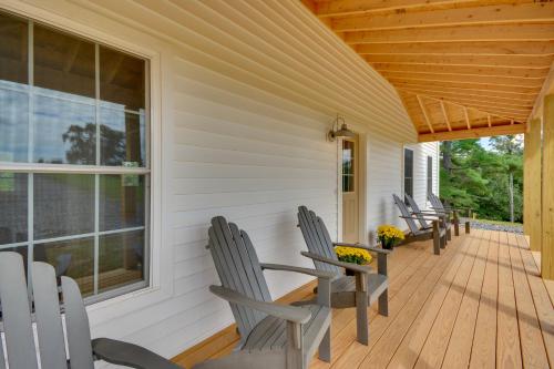 Timeless Hillsville Farmhouse: Blue Ridge Parkway! in Ararata (VA)