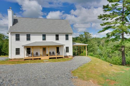Timeless Hillsville Farmhouse: Blue Ridge Parkway! in Ararata (VA)