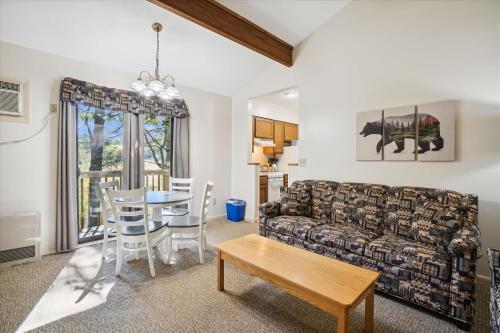 Cedarbrook Queen Suite 203 - main image
