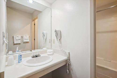 Cedarbrook Standard Hotel Room 204 - main image