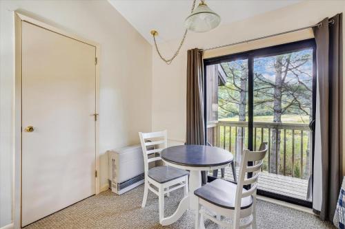 Cedarbrook Standard Hotel Room 201 in Killington, USA