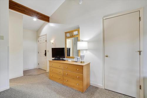 Cedarbrook Standard Hotel Room 201 in Killington, USA